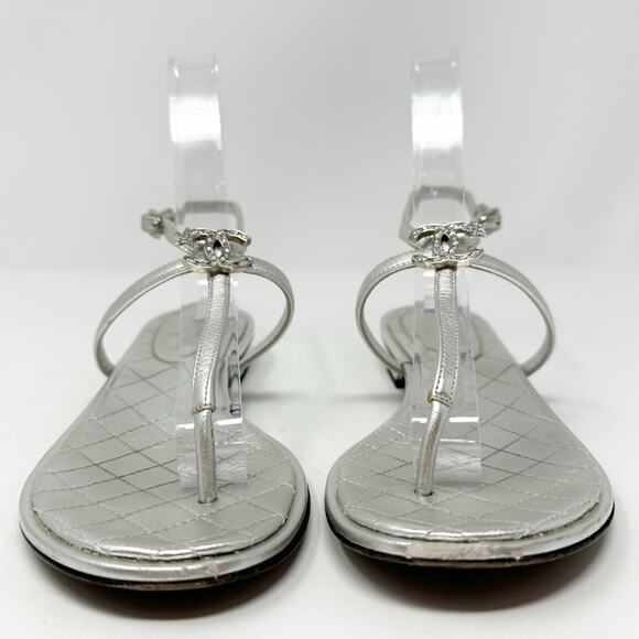 Chanel Silver Leather Crystal Embellished Interlocking CC Thong Flat Sandals - Picture 4 of 13